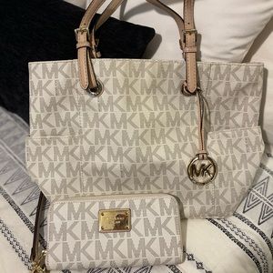 Michael Kors Signature Jet set tote